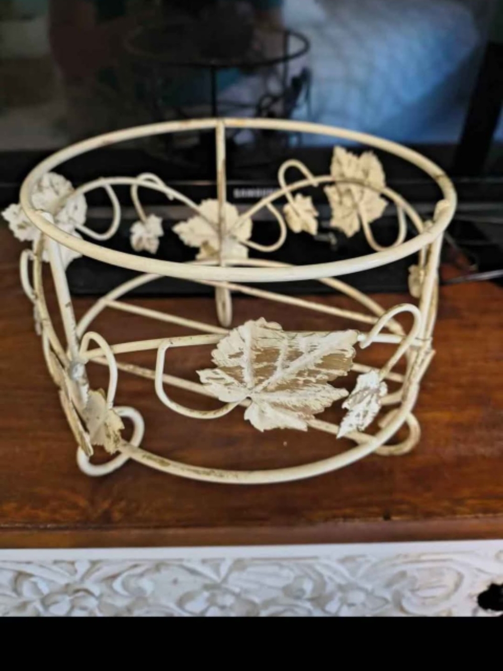 Baskets And planters. Vintage-Inspired Cream Metal Leaf Decorative planter.